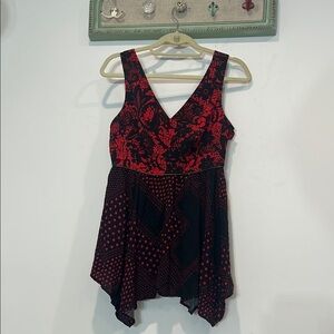 Disney Alice in Wonderland queen of hearts Red and Black Women's Tunic Top Mediu